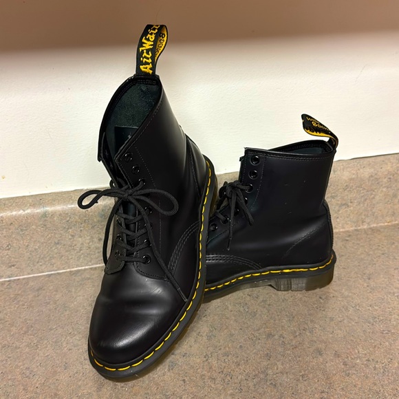 Dr. Martens Shoes - Black 8-hole Doc Martens—LIKE NEW (Sz 8 Women’s/7 Men’s)